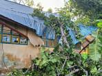 Ruang-belajar-SD-Negeri-93-Halmahera-Selatan-ambruk-tertimpah-pohon.jpg