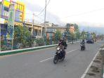 Ruas-jalan-dari-Labuha-menuju-Desa-Tomori-Taman-pembatas-jalan-serta-trotar-di-cat-putih-hujau.jpg