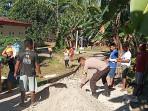 Sentuhan-Kepedulian-Bhabinkamtibmas-Bantu-Warga-Bangun-Jalan-Setapak-di-Pulau-Batang-Dua.jpg