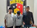 Seorang-pemuda-ditangkap-Polisi-usai-memamerkan-kemaluannya-di-depan-umum.jpg