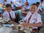 Siswa-siswi-SD-Inpres-Bobong-Pulau-Taliabu-ketika-menikmati-program-makanan-bergizi-gratis-MBG.jpg