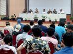 Suasana-rapat-dengar-pendapat-atas-konflik-dua-desa-di-Morotai-yang-tak-kunjung-reda.jpg