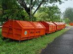 Tampak-10-unit-bak-sampah-berada-di-depan-Kantor-DPLH-Halmahera-Timur.jpg