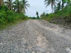 Tampak-badan-jalan-Madopolo-Jojame-di-Kecamatan-Obi-Utara-Halmahera-Selatan-belum-diaspal.jpg