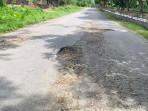 Tampak-beberapa-lubang-di-badan-jalan-penghubung-Kantor-DPRD-Halmahera-Selatan.jpg