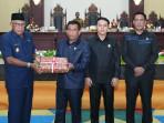 Wakil-Bupati-Kepulauan-Sula-menyerahkan-dokumen-APBD-2025.jpg