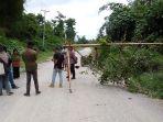 Warga-Desa-Todoli-Pulau-Taliabu-palang-jalan.jpg