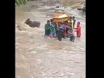 Warga-angkat-peti-jenazah-lewati-sungai-berarus-di-Halmahera-Barat.jpg