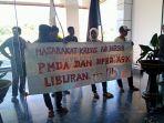 demonstrasi-di-depan-kantor-bupati-kabupaten-pulau-morotai.jpg