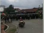 emak-saat-membawa-puluhan-bebek-menerobos-barikade-polisi.jpg