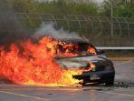 ilustrasi-mobil-terbakar.jpg