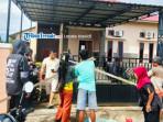 Emak-emak Geruduk Rumah ASN di Taliabu, Protes Dugaan Penipuan Investasi