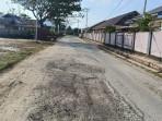 jalan-berlubang-di-Pulau-Taliabu-Maluku-Utara.jpg