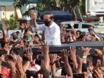 kerumunan-warga-sambut-kedatangan-presiden-joko-widodo-di-maumere-ntt.jpg
