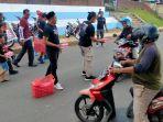 komunitas-motor-di-halmahera-barat-berbagi-takjil.jpg