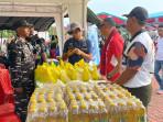 Wali Kota Tidore Muhammad Sinen Borong Produk UMKM di Tour de Pattimura dan Bagikan ke Masyarakat