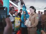 Gubernur Maluku Utara Sherly Laos Bagikan 1.500 Paket Sembako di Gerakan Pangan Murah Sofifi