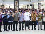 para-pejabat-foto-bersama-CJH-di-Asrama-Haji-Sudiang-Makassar.jpg