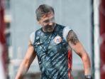 pelatih-persija-thomas-dholl-disela-sela-sesi-latihan.jpg