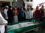 pemakaman-calon-praja-ipdn-ternate.jpg