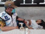 pemuda-berambut-gondrong-pingsan-usai-menjalani-rapid-test.jpg