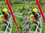 pengawas-pekerjaan-sedang-melakukan-pengawasan-perbaikan-titik-hotspot-di-tower-transmisi.jpg
