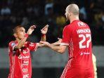 riko-simanjuntak-dan-michael-krmencik-persija.jpg