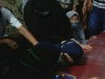sang-ibu-menangis-sambil-memeluk-peti-jenazah-putri-wahyuni-korban-sriwijaya-air.jpg