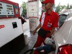 seorang-petugas-sedang-mengisi-bahan-bakar-jenis-pertamax.jpg