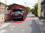 viral-foto-mobil-plat-merah-diparkirkan-di-sebuah-garasi-yang-memotong-jalan.jpg