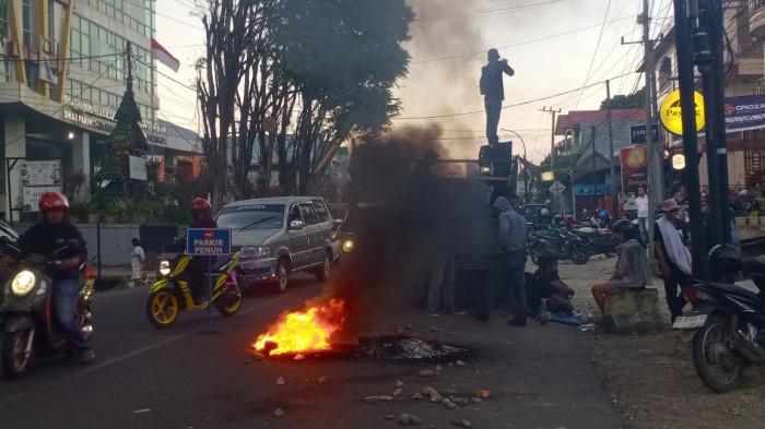 Aksi Tolak Eksekusi Tongkonan Ka'pun di PN Makale Sebabkan Macet hingga 300  Meter - Tribuntoraja.com