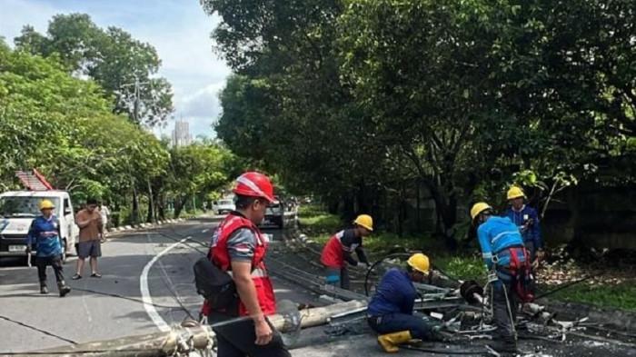 7 Tiang Listrik Roboh di Tanjung Bunga Makassar, Tiga Pengendara Tertimpa, PLN: Akibat Pohon Tumbang