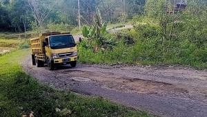 08102025_jalan_rusak.jpg