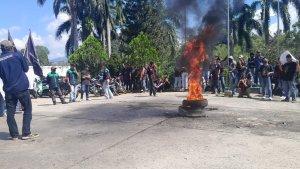 Mahasiswa-bakar-ban-di-depan-kantor-bupati.jpg
