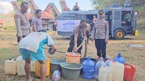 Pembagian-air-bersih-Polres-Tana-Torja.jpg