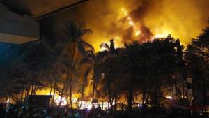api-membakar-dprd-makassar.jpg