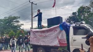 demo-mahasiswa-PN-makale-tana-toraja-tolak-eksekusi-tongkonan-kapun-6102025.jpg