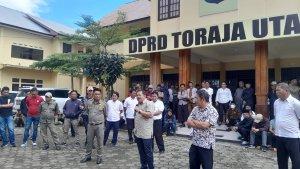 demo-tolak-lkpj-dprd-toraja-utara-JuliantoMapaliey-562023.jpg