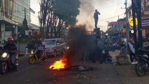 macet-demo-mahasiswa-tongkonan-kapun-kurra-pn-makale-tana-toraja-1102025.jpg