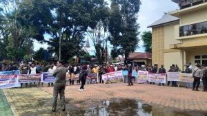 massa-demo-di-gedung-dprd-toraja-utara-562023.jpg<pf>oknum-asn-demo-toraja-utara-3-562023.jpg<pf>oknum-asn-demo-toraja-utara-562023.jpg<pf>demo-tolak-lkpj-dprd-toraja-utara-1-562023.jpg<pf>demo-tolak-lkpj-dprd-toraja-utara-2-562023.jpg<pf>demo-tolak-lkpj-dprd-toraja-utara-3-562023.jpg<pf>demo-tolak-lkpj-dprd-toraja-utara-4-562023.jpg<pf>demo-tolak-lkpj-dprd-toraja-utara-5-562023.jpg
