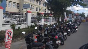 parkir-motor-depan-rs-elim-rantepao-toraja-utara-392025.jpg