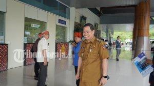 wakil-bupati-tana-toraja-erianto-l-paundanan-bandara-toraja-872025.jpg