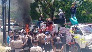 warga-kurra-mahasiswa-demo-eksekusi-tongkonan-kapun-pn-makale-tana-toraja-1102025.jpg