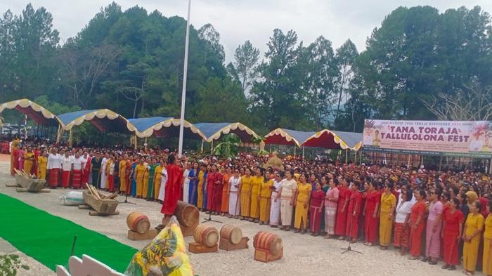 02092025_Guru_Tana_Toraja_bernyanyi.jpg