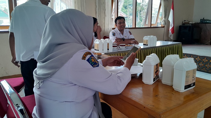 Antisipasi Penyebaran Virus ASF, Camat Makale Tana Toraja Bagikan Disinfektan pada Warga