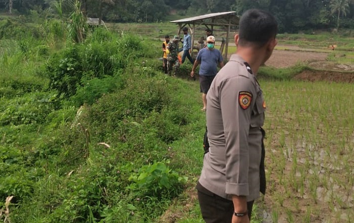 Jenazah Bayi Yang Ditemukan di Tepi Sungai Dibawa ke RS Elim Rantepao