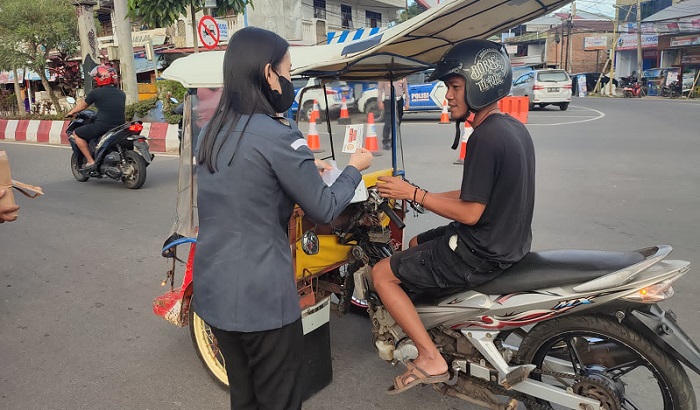Bagikan Takjil dan Stiker, Cara Bawaslu Toraja Utara Bangun Sadar Demokrasi