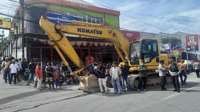 Eksekusi Lahan di Kota Rantepao Toraja Utara Sulsel Sempat Diwarnai Baku Pukul, 1 Orang Pingsan - Tribuntoraja.com