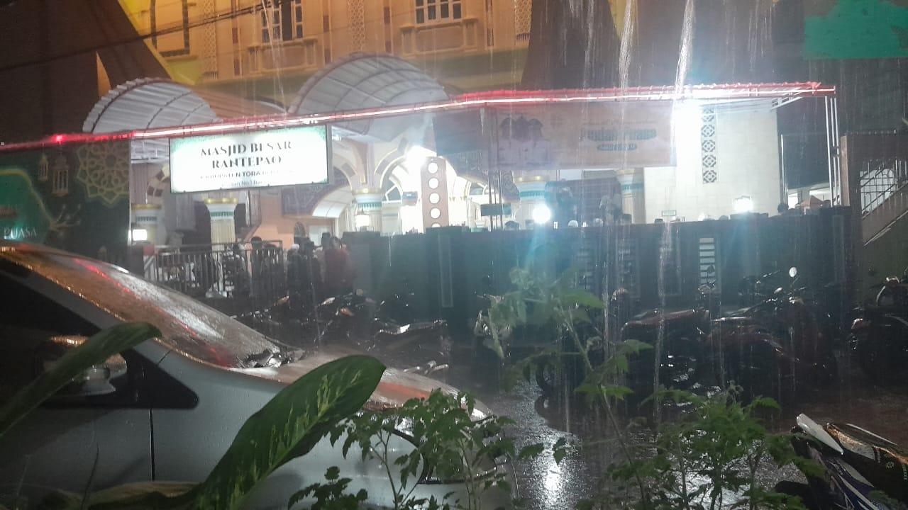 Hujan Lebat, Tarwih Malam Kedua di Masjid Besar Rantepao Tetap Ramai Jamaah