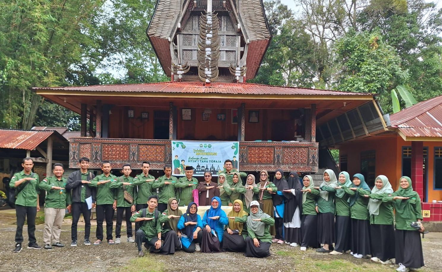 Pelajar MTsN 1 Tana Toraja Kunjungi Masjid Jami Madandan, Masjid Tertua di Toraja  .
